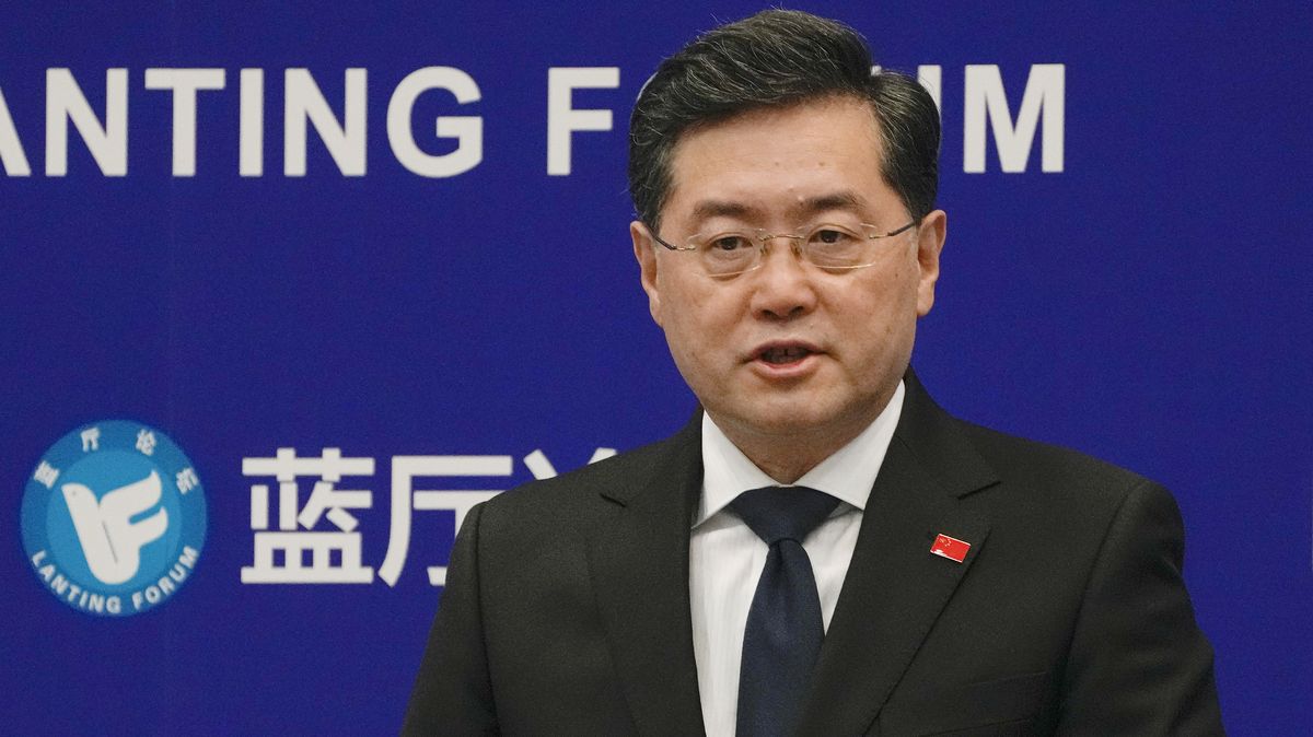 Nerozdmýchávejte oheň a nesvalujte vinu na Čínu, vyzval Západ čínský ministr